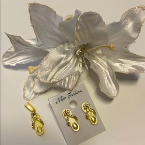 Earring and necklace set! Never been used